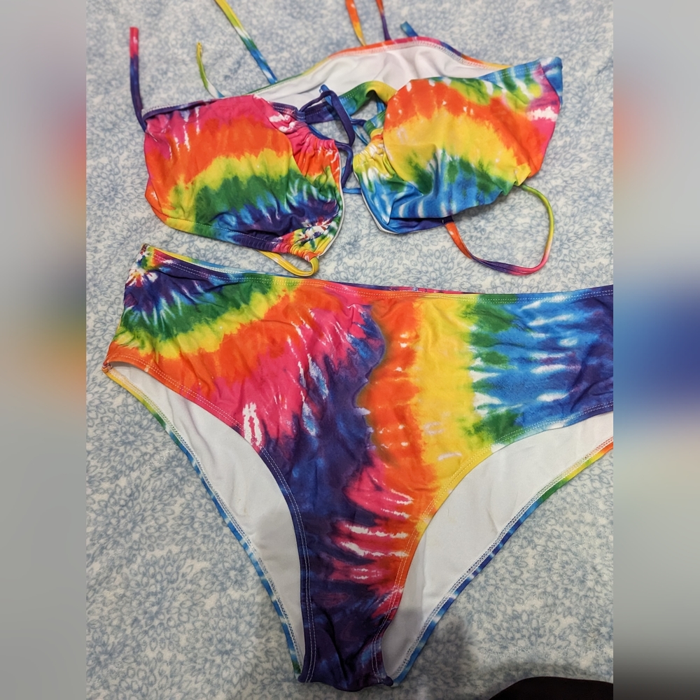 Bikini - Picture 2 of 2